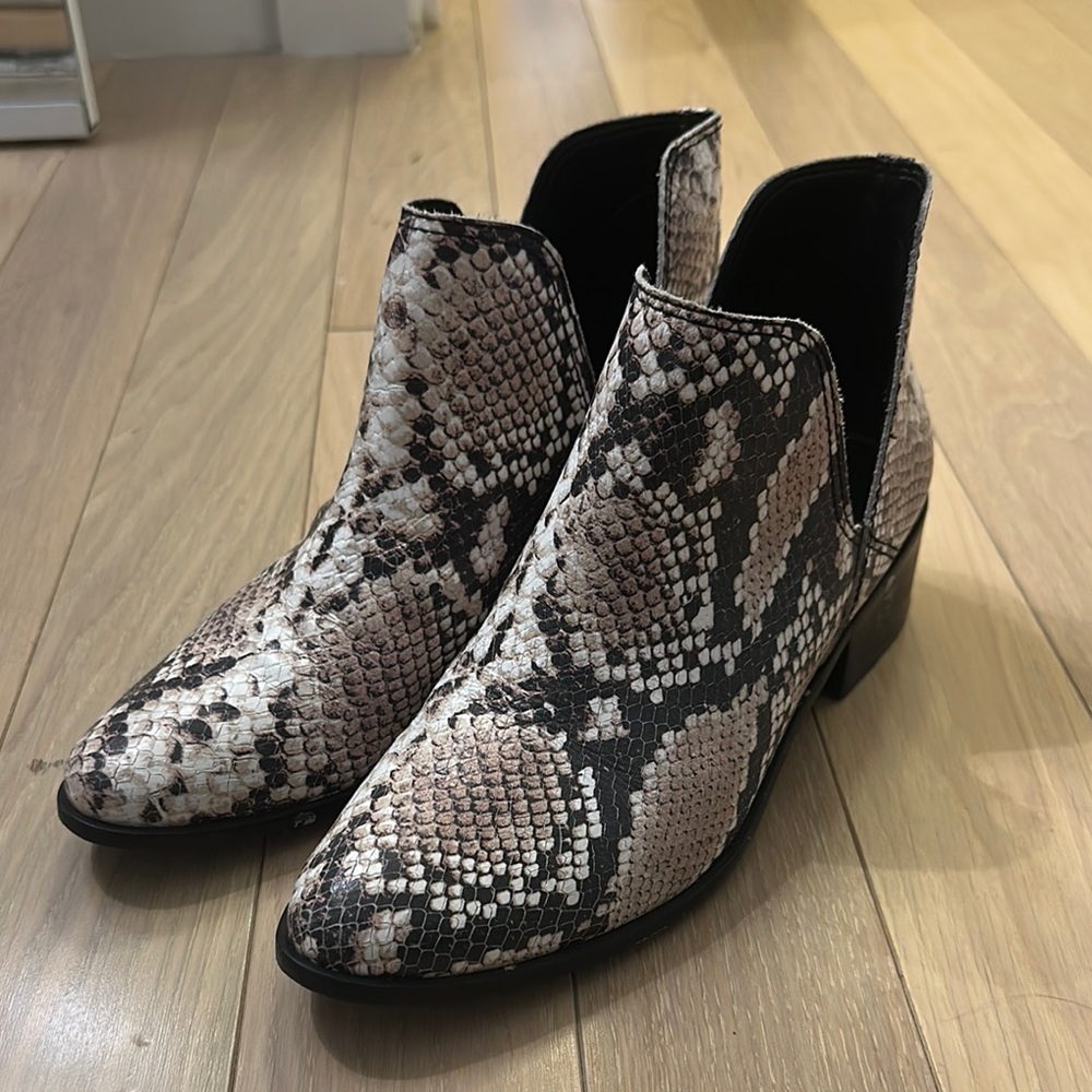 KAANAS Como Open Ankle Booties - Picture 6 of 13